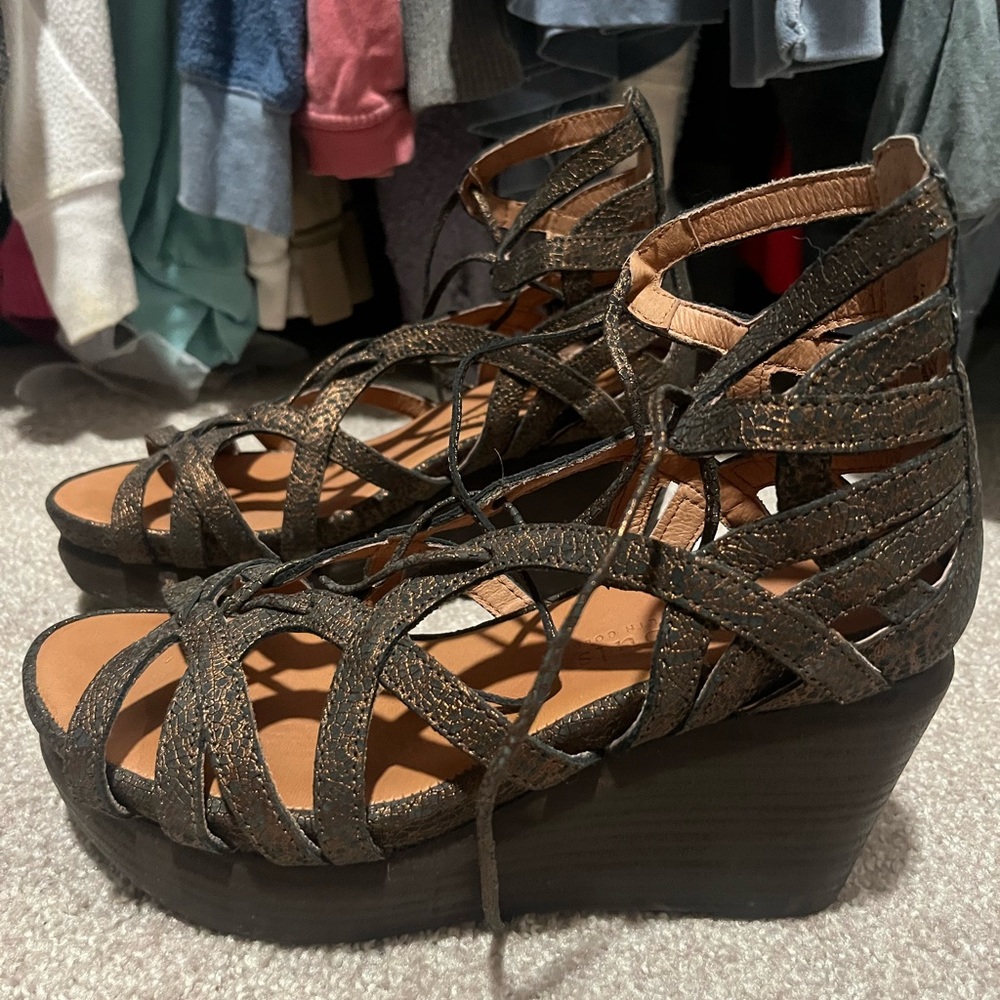 Gentle souls Kenneth Cole wedges